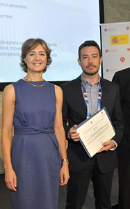 Jose Manuel Peña-Barragán, IMAPING Group representative in ExpoMilano 2015, receives the certificate from the MAGRAMA Minister